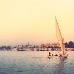 Aswan, faluca en el Nilo Egipto